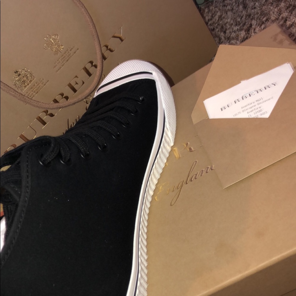 Selling my new Burberry sneakers never been worn - Picture 6 of 6